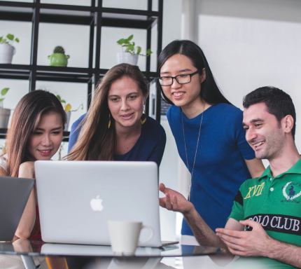 Webudviklerteam ved computer